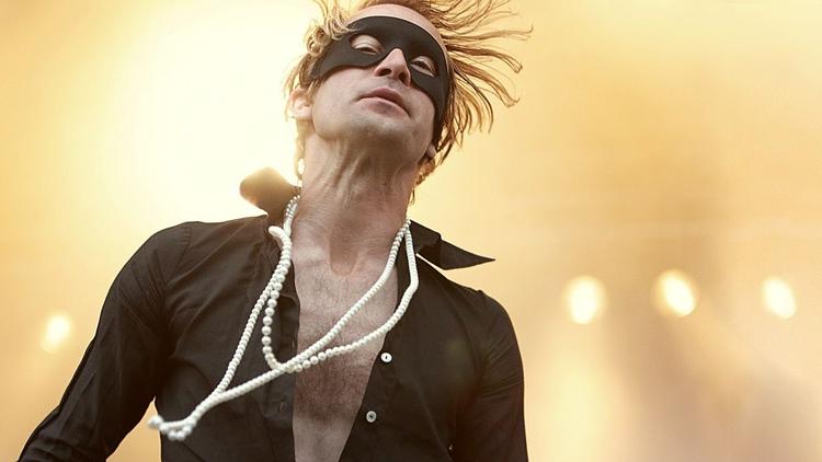 Skånsk. De seks medlemmer af bob hund skal låne instrumenter til deres to koncerter i København. 