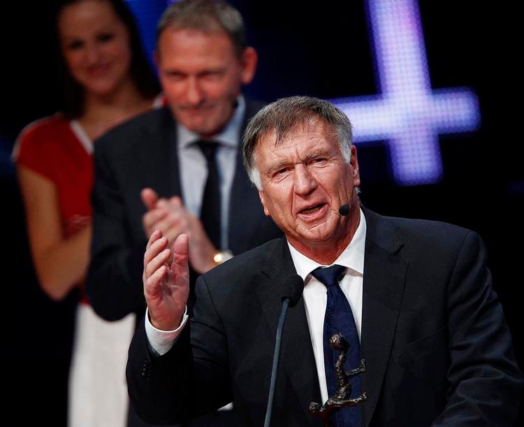 Hæder. Sepp Piontek blev i 2011 optaget i Fodboldens Hall of Fame. Til stede ved begivenheden var også hans nære ven Preben Elkjær (i baggrunden). 