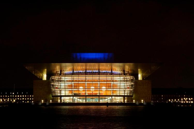 Optisk bedrag? Olafur Eliassons tre lysskulpturer i Operaens foyer er næppe tænkt som vejviser til Christiania. Bogen undrer sig: Tænk, hvis de var ... Foto: Thomas Borberg 