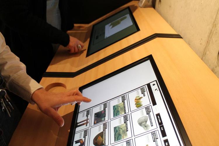 DYI. Gør det selv er tanken bag udstillingen, hvor gæsterne via computeren kan vælge blandt museets værker og sammensætte deres eget favoritrum. 