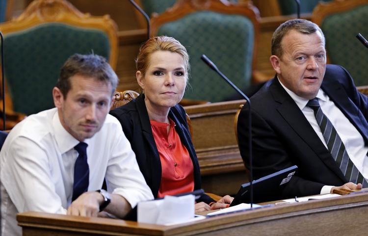 Uspil. Venstres Kristian Jensen,  Inger Støjberg og formand Lars Løkke Rasmussen i folketingssalen. Ny kampagne fra partiet sætter fokus på overførselsindkomster. 