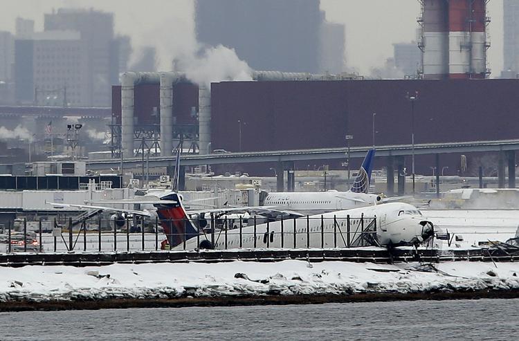 FLYUHELD. Da Delta-flyet gled af landingsbanen bragede dets snude igennem et hegn. 