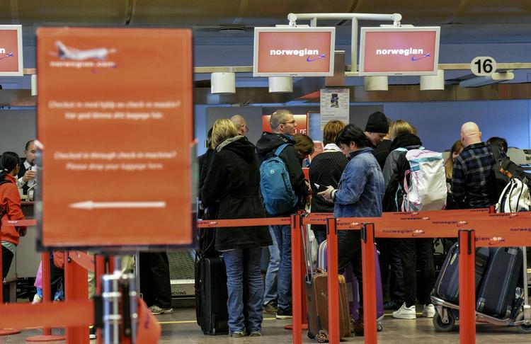 ventetid. Passagerer venter foran skranken til Norwegian i Arlanda Lufthavn i Stockholm tidligere. 