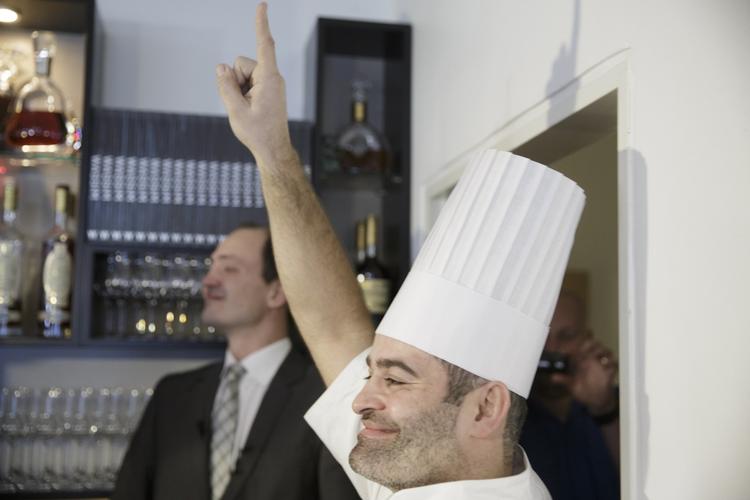 glæde. De nordiske michelinstjerne bliver uddelt. Her er vi på restauranten Frederikshøj i Aarhus hvor Wassim Hallal og hans hold forventer at få mindst én stjerne. 