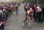 STIL. Elegance i det ydre, stål indvendig, lyder karakteristikken af Rolf Sørensen, der her kører Paris-Roubaix i 1999. 