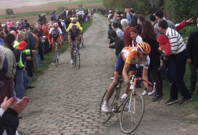 STIL. Elegance i det ydre, stål indvendig, lyder karakteristikken af Rolf Sørensen, der her kører Paris-Roubaix i 1999. 