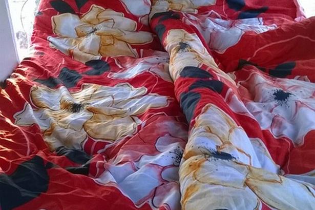 TÆT. Sengen er kun 96 cm i bredden, så man skal være rigtig gode venner, hvis man skal sove to sammen. 