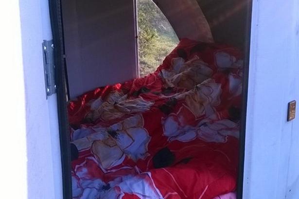 LIGGEPLADS. Bordet kan sænkes og de to bænke foldes ud, så det hele danner en samlet seng. 