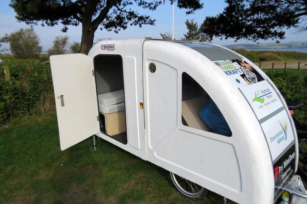 INDGANG. En dør på siden giver adgang til campingvognens indre. 