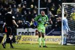SKADET. Dommer Mads Kristoffer Kristoffersen tilser Martin Skender under pokalkampen, der får et efterspil for Brøndby. 