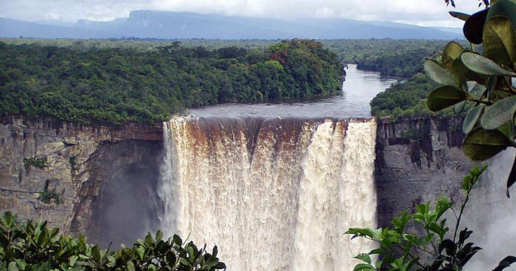 Brus. Med enorm bredde, masser af vand og et frit fald på 226 meter er dette vandfald blandt de største i verden. 