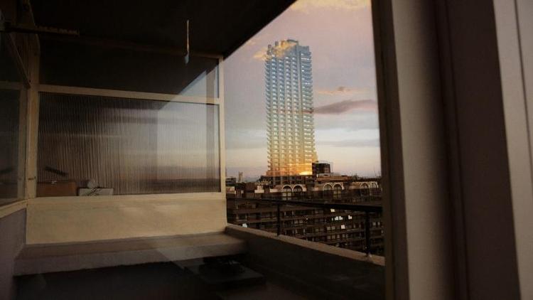 Videodagbog. Årets åbningsfilm er 'Barbicania'. En film om kæmpekulturhuset The Barbican i London. Filmen er udformet som en videodagbog over en månedlang nedsænkning i huset - fra de øverste etager af tårnene til de underjordiske niveauer. 