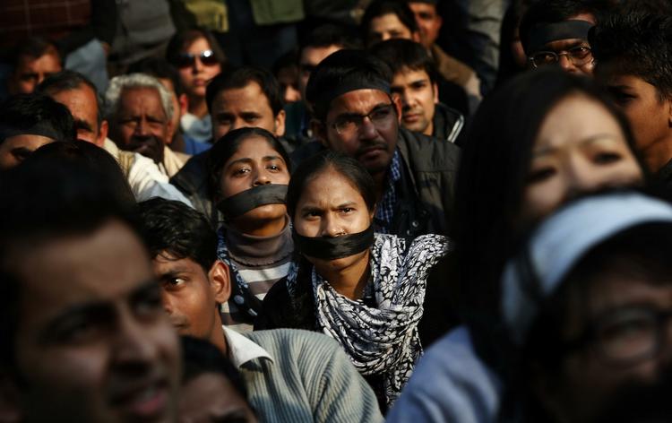 Indien. Der er en mediestorm omkring visningen af en dokumentarfilm, ’Indiens døtre’. 