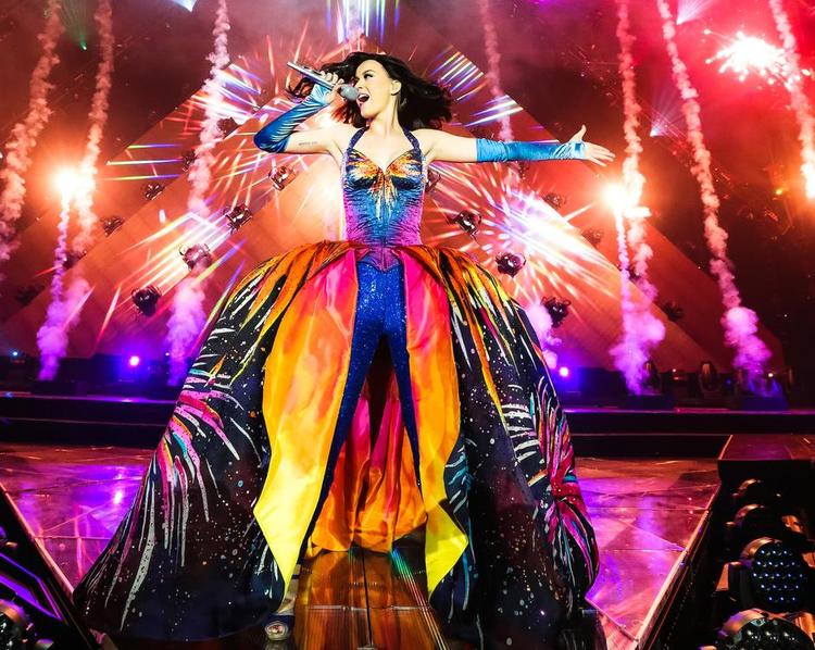 Fyrværkeri. Katy Perry er en mester udi det kitschede og det corny, og det vil hendes optræden i Herning i morgen forhåbentlig sætte en kulørt streg under. 