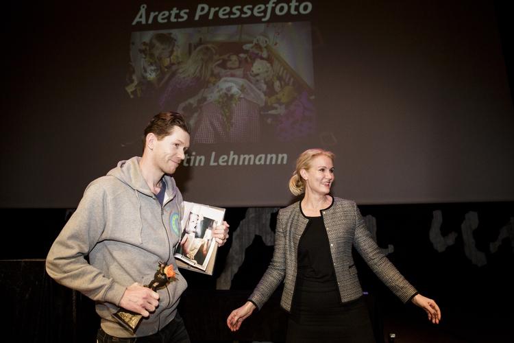 Vinder. Martin Lehmann fik overrakt prisen som Årets Pressefotograf af statsminister Helle Thorning-Schmidt. 