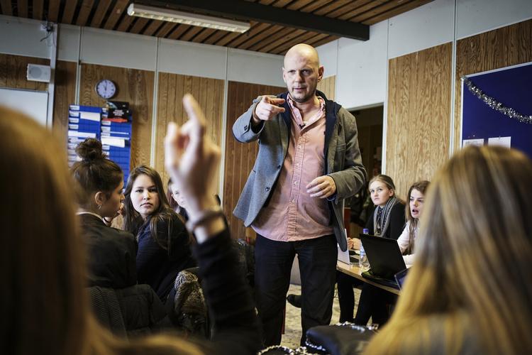 hyldest. Grundskolelærer Claus Esmer fra NGG i Hørsholm er en af de lærer, der er indstillet til Politikens Undervisningspris. 