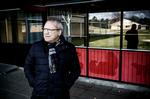 Esbjergs borgmester, Johnny Søtrup (V), vil gerne bruge tomme kommunale bygninger til midlertidige hjem for flygtninge, f.eks. Nørremarkskolen i Ribe som han står foran. 