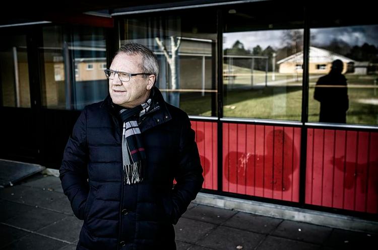Esbjergs borgmester, Johnny Søtrup (V), vil gerne bruge tomme kommunale bygninger til midlertidige hjem for flygtninge, f.eks. Nørremarkskolen i Ribe som han står foran. 