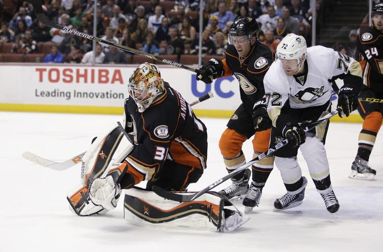 Nederlag. Frederik Andersen og Anaheim Ducks tabte 2-5 på hjemmebane til Pittsburgh Penguins. 