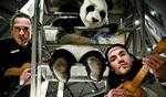 Motiver. Morten Nielsen (th.) og Miké Thomsen spiller over for en nuttet, dansende panda, som Kina forærer Grønland for at få lov til at starte minedrift. Men pandaen kan ikke nøjes med miner og vil have hele landet for sig selv. 