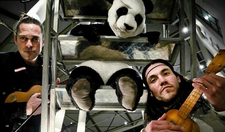 Motiver. Morten Nielsen (th.) og Miké Thomsen spiller over for en nuttet, dansende panda, som Kina forærer Grønland for at få lov til at starte minedrift. Men pandaen kan ikke nøjes med miner og vil have hele landet for sig selv. 