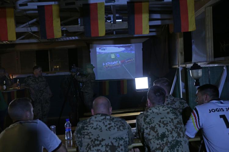 Fjernsyn. Tyske soldater udstationeret i Afghanistan fulgte sidste års VM-finale på tv. 