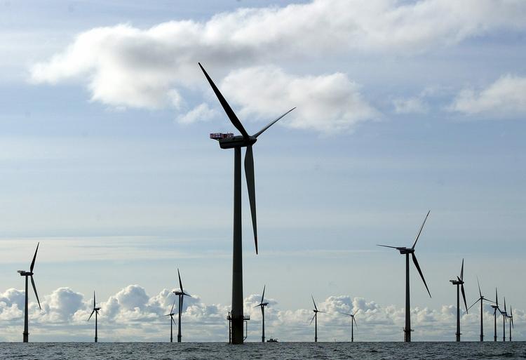 Forløber. Vattenfall driver allerede havmølleparken Horns Rev 1. Den styres sammen med hundredvis af landvindmøller og en tysk havmøllepark fra selskabets kontrolcenter i Esbjerg. 