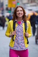 smil! Hoevdrollen som Kimmy Schmidt spilles af Ellie Kemper, der er også er kendt fra 'The Office'. 