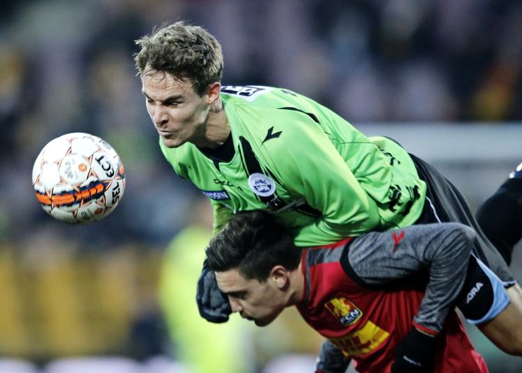 Oppe/nede. Sønderjyskes Erik Marxen (øverst) blev til sidste den lille i duellen med FCN og  David Moberg Karlsson, der scorede og spillede en fin kamp. 