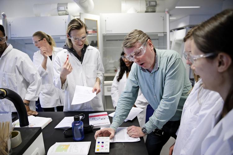 kemiforsøg. Günther Schmidt er en usædvanlig populær tysk kemilærer. Hf-kursisterne lærer om ph-værdi. 