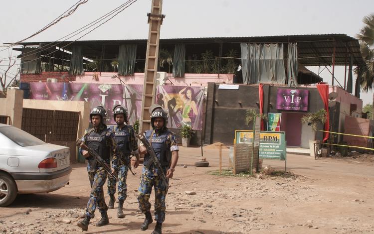 Angreb. Et raketangreb mod FN-bygning i Mali dræber tre. Her er det et billede af en natklub, der blev angrebet i fredags. 