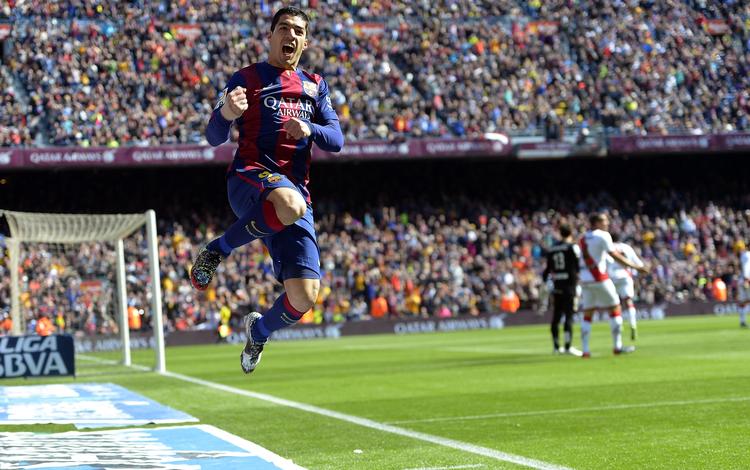 6-1. Luis Suarez scorede to og skabte plads til en af Lionel Messis tre scoringer mod Rayo. 