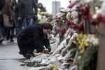 Efterspil. En kvinde lægger blomster på det fortov foran Kreml, hvor den kendte Putin-kritiker Boris Nemtsov fredag for en uge siden blev skudt ned. Nu har en anholdt ifølge anklageren tilstået. 