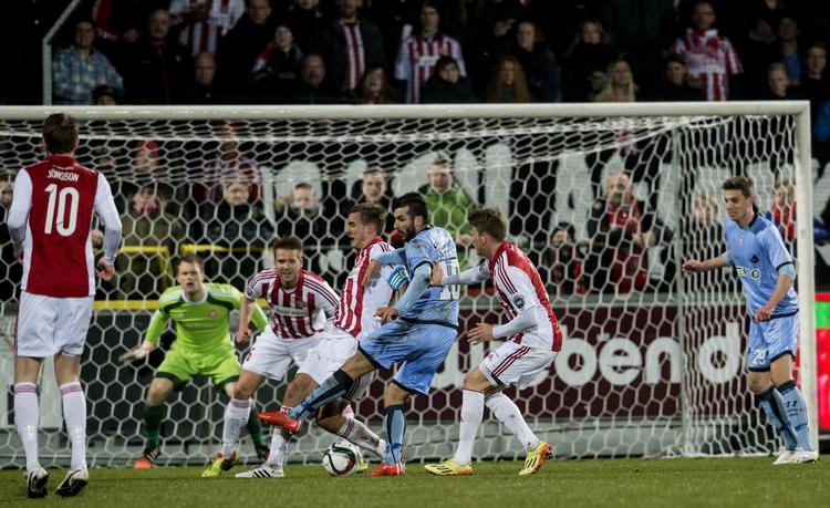 1-1. AaB var i første omgang ikke foran længe, inden Mikael Ishak udlignede til 1-1. 