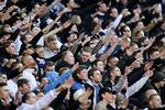 STEMNING. Romerlys, røg, papirstrimler og revnede plastikkrus med trætte ølsjatter var en del af søndagens fodboldoplevelse i Parken. 