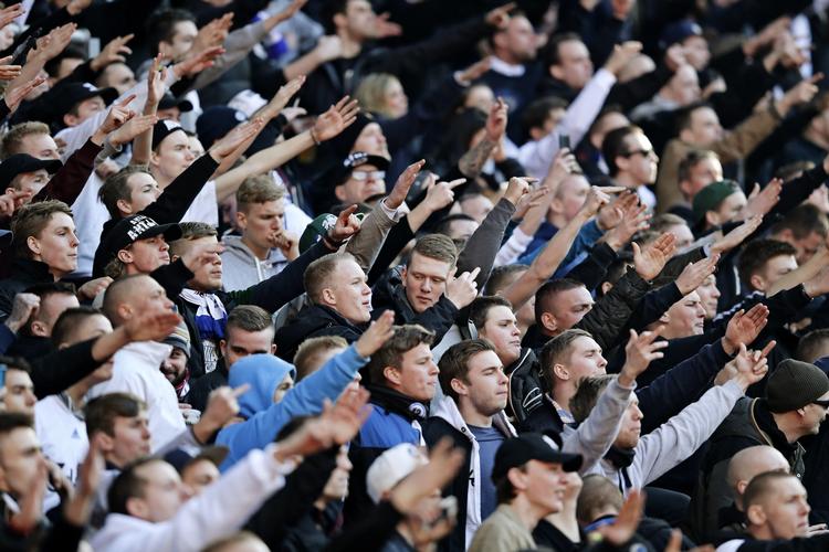 STEMNING. Romerlys, røg, papirstrimler og revnede plastikkrus med trætte ølsjatter var en del af søndagens fodboldoplevelse i Parken. 