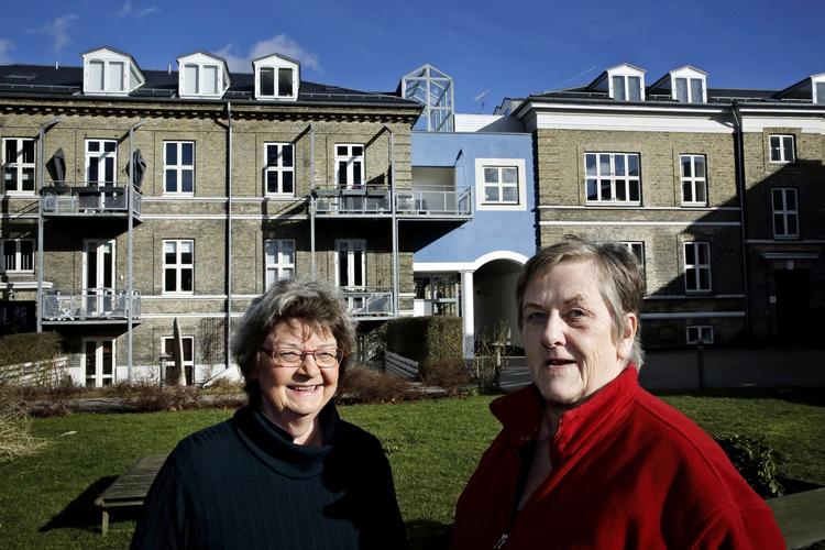 Sjuskeri. Lis Barfred (tv), Suzanne Stefani Christiansen og resten af AB Sarepta måtte selv betale for entreprenørs byggefejl på Frederiksberg-ejendommens tag. 