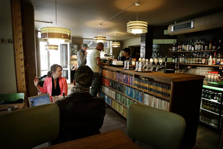 Vask. På The Laundromat kan man lige få ordnet vasketøjet mens man er på café. 