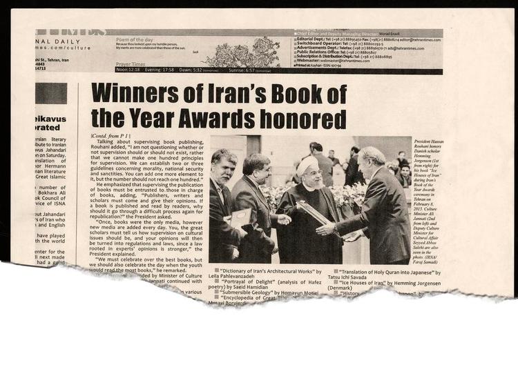 TILLYKKE. Præsident Hassan Rouhani overrækker en rørt Hemming Jørgensen et præmiecertifikat for bogen 'Ice Houses of Iran'. Der fulgte også en statuette med. Affotografering: TehranTimes 