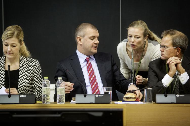 ANSVAR. Det er ministrenes ansvar, at Folketinget får alle oplysninger om et lovforslag. Både dem, der taler for og imod ministrenes egen sag. 