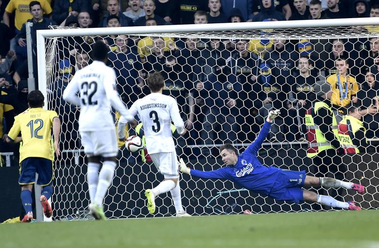 REDNINGSMAND. Denne redning på Martin Ørnskovs afslutning var med til at frustrere Brøndbytilhængerne bag Stephan Andersens mål i anden halvleg. 