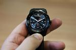 ILLUSION. LG G Watch R ligner til forveksling et rigtigt ur, når det sidder på armen. Men trykker man på skærmen kommer alle smartur-funktionerne frem. 