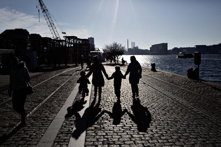 Børnefamilier. Fødselstallet steg sidste år for første gang siden 2010 - og det kan være med til at øge presset på boligmarkedet. Her er det en familie på søndagstur på Islands Brygge. 