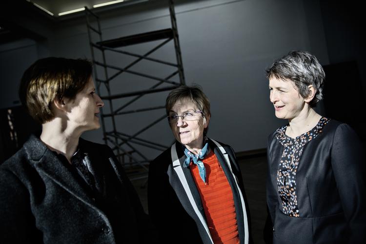Fremtid. Kunsthal Charlottenborg får nu en fast, årlig bevilling til sine udstillinger fra Kulturministeriet. Her ses kunsthallens øverste leder Sanne Kofod (tv.), kulturminister Marianne Jelved og konstitueret direktør for Charlottenborg Henriette Bretton-Meyer (th.). 
