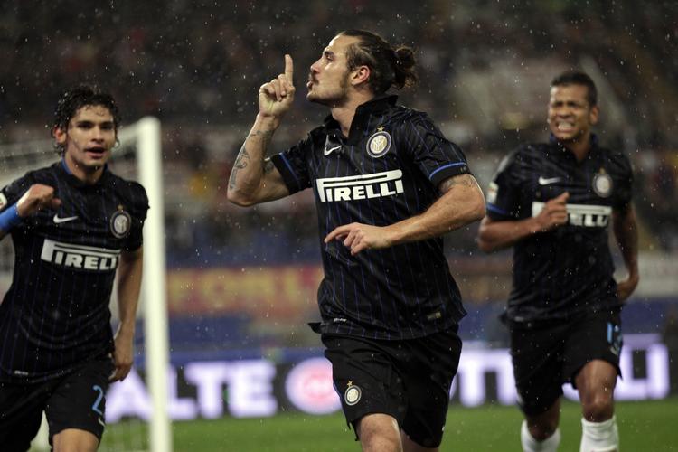 sagsøgt. Pablo Osvaldo (midt) fejrer en scoring for Inter i en kamp mod Roma i november 2014. 