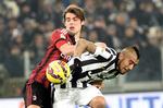 bizart. Milan var længe godt med i kampen mod topholdet Juventus og følte sig snydt, da Juventus' første mål lignede en klar offside - bare ikke på tv-grafikken. 