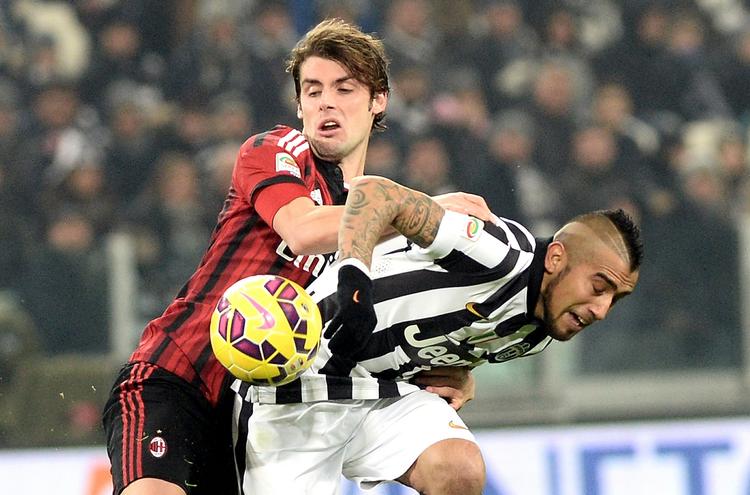 bizart. Milan var længe godt med i kampen mod topholdet Juventus og følte sig snydt, da Juventus' første mål lignede en klar offside - bare ikke på tv-grafikken. 