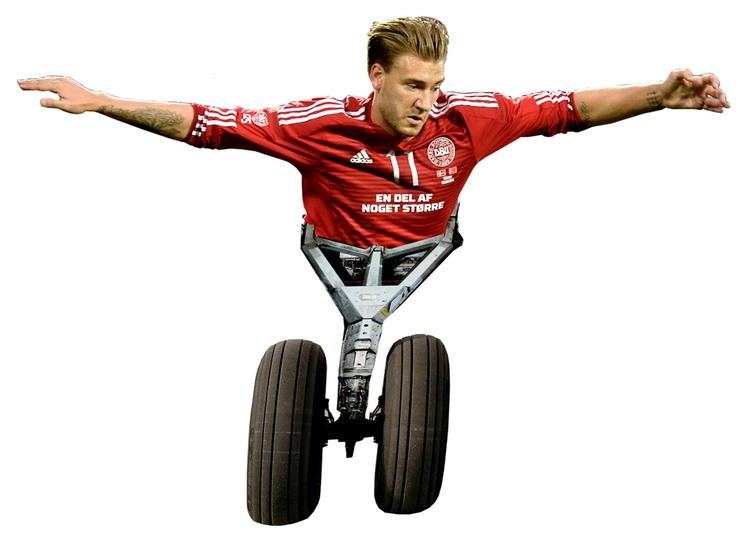 Brrrrmmmmmmmm. Nicklas Bendtner er her fanget under en venskabskamp mod Tyrkiet, hvor han giver prøver på sine evner som rutefly. Man kan sagtens se for sig, at han er en formiddagsafgang fra København til Istanbul. Foto: Lars Poulsen, billedarbejde: Per Bergsbo 