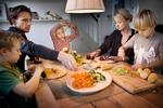 Hverdag. Mænd er glade for at lave mad, så længe det er bøfferne i weekenden, siger ekspert. 