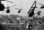 1965. Amerikanske helikoptere hjælper sydvietnamesiske soldater nær grænsen til Cambodja. 
